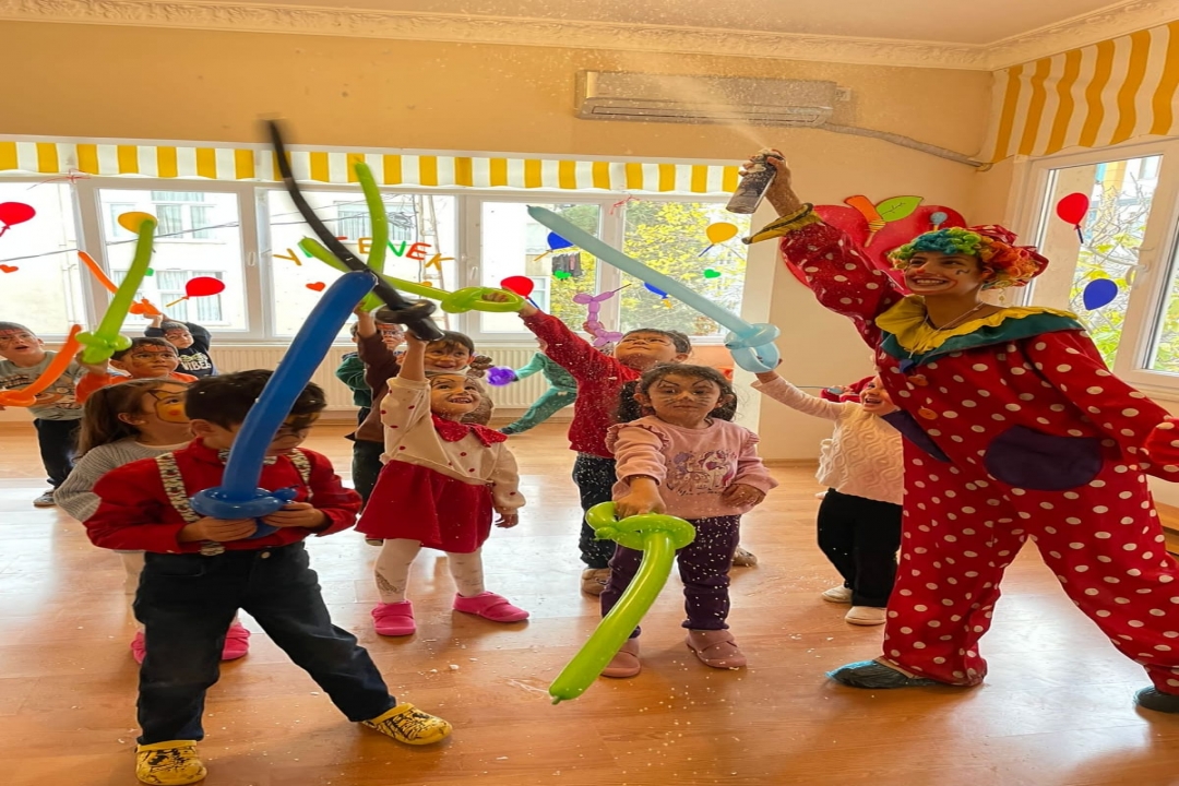 İstanbul'da palyaço hizmetleri arıyorsanız, Palyaco Adresi olarak doğum günü partileri, sünnet düğünleri ve kurumsal etkinlikler için profesyonel palyaço ki